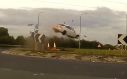 Chạy cảnh sát, ô tô đâm vào vòng xuyến rồi bay lên không trung