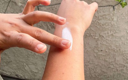 Lời khuyên từ Tiến sĩ da liễu đến tất cả người dùng kem chống nắng: Nhất định phải tìm 2 thứ trên thân chai để tránh ung thư