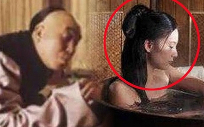 Từ Hy tắm xong giữ lại Lý Liên Anh, trong điện liên tục vang tiếng kêu: Cung nữ lén nhìn rồi chết lặng