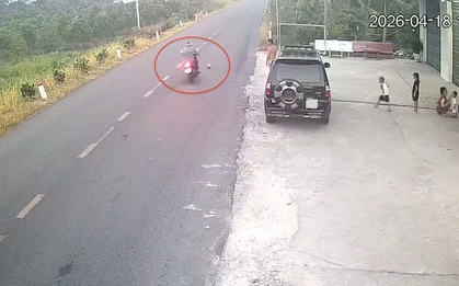 Bé trai đá bóng ra đường khiến người đi xe máy ngã tử vong: Ai chịu trách nhiệm?