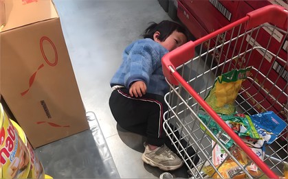 Cảnh tượng giữa siêu thị gây nhức nhối và bài học đắt giá về lời cảnh báo "Chiều con quá hóa hại con"