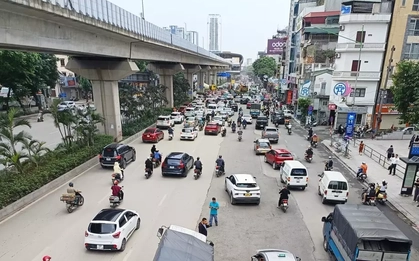 Hà Nội: Xe tải sụp 'hố tử thần' trên đường Nguyễn Trãi, giao thông ùn dài