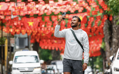 Khách Tây đến Việt Nam đúng dịp lễ Giỗ tổ - 30/4 mới hiểu vì sao ai cũng phải dừng lại chụp ảnh