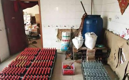Đột kích 50 xưởng sản xuất thuộc 1 hệ sinh thái, công an tịch thu 14.000 thùng gia vị, xì dầu, bột nêm giả chứa chất cấm