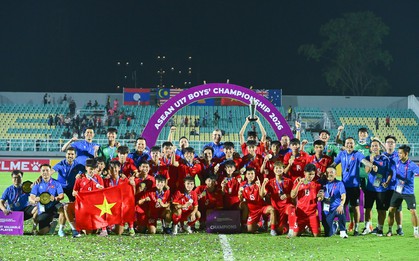 Khoảnh khắc U17 Việt Nam nâng cúp vô địch Đông Nam Á, sẵn sàng vươn tầm châu Á
