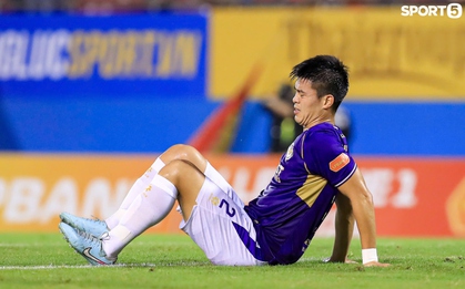 Duy Mạnh đau đớn vì chấn thương