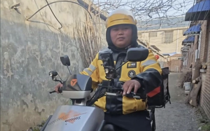 Một mình phục vụ cả thị trấn: Nghề shipper ở quê có thực sự “hái ra tiền”?