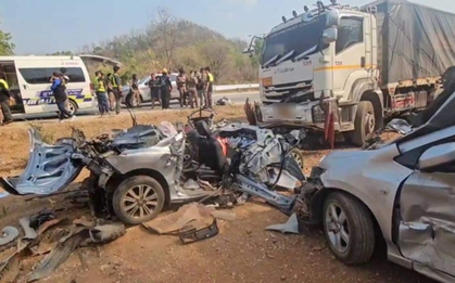 Xe tải gây tai nạn liên hoàn khiến 1 cặp vợ chồng tử vong, hình ảnh con gái 3 tuổi bơ vơ gây xót xa