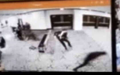 Video nghi phạm nổ súng trong tiệc của ông Trump chạy xuyên hàng rào mật vụ Mỹ