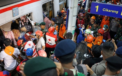 Hiện trường thảm kịch 2 tàu hỏa đâm nhau tại Indonesia: Ít nhất 7 người thiệt mạng, 81 người bị thương