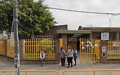 Giẫm phải dây giày, bé gái tử vong khi đập đầu vào ghế đá