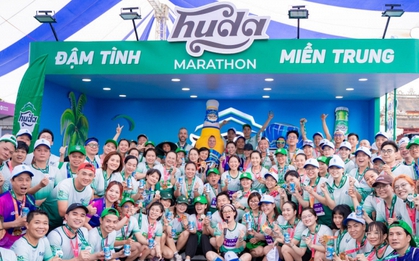 Tưởng đi chạy marathon ở Huế ai ngờ lạc vào bữa tiệc trên bãi biển, màn chơi lớn từ ban tổ chức khiến hàng ngàn runner phấn khích
