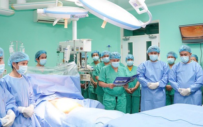 Sau phút mặc niệm, gần 200 y bác sĩ xuyên đêm làm điều kỳ diệu cho 6 bệnh nhân