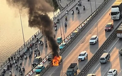 Hà Nội: Ô tô con bốc cháy ngùn ngụt ở đường Vành đai 3 trên cao
