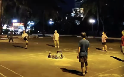 Đúng 1h23 đêm, khách Tây ngỡ ngàng với cảnh tượng xảy ra ở TP.HCM