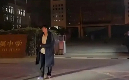Bức ảnh đón con tan học khiến nhiều phụ huynh ào ào bình luận: Con tôi cũng "quái gở" y hệt thế này!