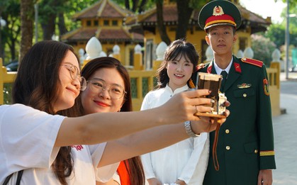 Từ Hải Phòng, Quảng Trị ra Hà Nội: 5h sáng dậy makeup, 7h có mặt ở Lăng Bác, 3 ngày khám phá hết thủ đô