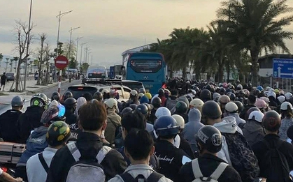 Ô tô, xe máy xếp hàng dài cả cây số chờ qua phà ra Cát Bà