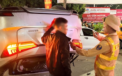 Khởi tố tài xế ô tô Lexus tông liên hoàn 6 xe trên phố Hà Nội