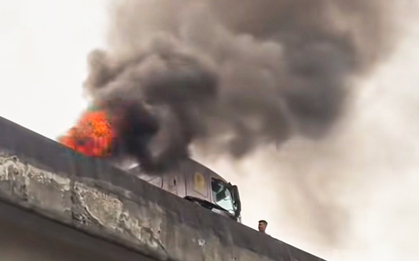 Cháy xe đầu kéo trên Vành đai 3 trên cao, khói đen cuồn cuộn