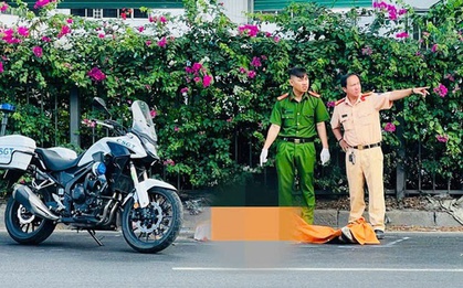 Người đàn ông được dìu vào lề sau cú ngã xe, quay lại làn ô tô rồi tử vong