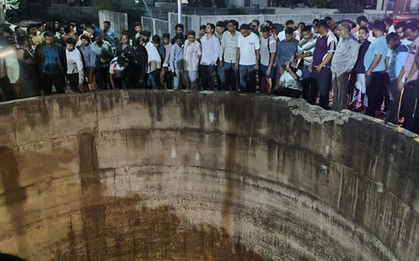 Ô tô lao xuống giếng sâu, 9 người được tìm thấy trong xe