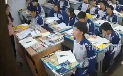 Tấm bảng đen bất ngờ đổ ụp xuống lưng cô giáo, phản ứng vô thức của 2 nam sinh CÁ BIỆT khiến cô giáo 4 năm sau vẫn khóc!