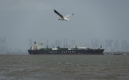 Được xét không thù địch, 2 tàu chở khí đốt treo cờ 1 nước châu Á ‘ung dung’ vượt eo biển Hormuz, nâng tổng số lên 8 tàu an toàn về nước