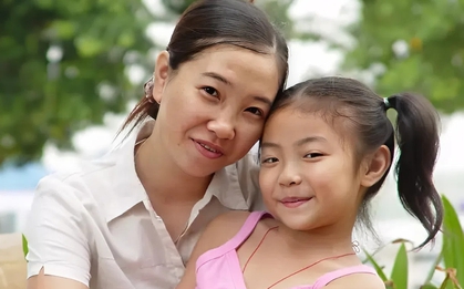 Đi họp lớp cùng mẹ, con gái ngây thơ hỏi: "Sao nhà người ta giàu thế", bà mẹ TP.HCM có câu trả lời xứng đáng điểm 10!