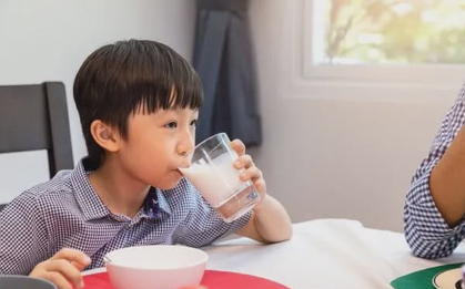 Trẻ uống sữa chủ yếu là chất béo nguy hiểm thế nào? Làm sao để chọn sữa chuẩn cho con?