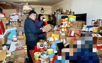 Cụ bà 80 tuổi “nghiện” mua sắm online, 30 người dọn suốt 12 giờ mới lộ sàn nhà