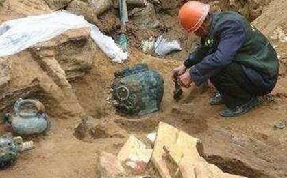 Phát hiện gói mì được sản xuất năm 1994 trong mộ cổ hơn 2.000 tuổi, chuyên gia ngay lập tức gọi cảnh sát