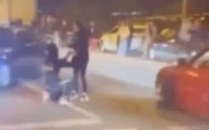 Quỳ gối cầu hôn người yêu giữa phố, người đàn ông bị ô tô đâm trúng