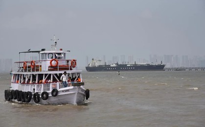 Hơn 800 tàu mắc kẹt chờ mở đường thoát qua eo biển Hormuz