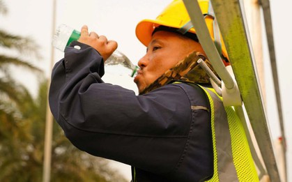 Người Hà Nội 'nung mình' trong đợt nắng nóng gay gắt đầu tiên năm 2026