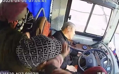 Tài xế xe buýt đột ngột phát bệnh, dùng 5 giây cuối đời phanh gấp ngay mép vực, cứu sống 45 người