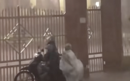 Đoạn video chiếc áo mưa rơi giữa giông bão khiến cư dân mạng Việt Nam xuýt xoa: Cả tuổi thơ chỉ mong có cảm giác này!