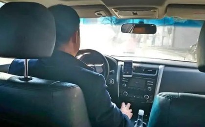 Phát hiện khách ôm túi đựng hơn 300 triệu đồng tiền mặt, tài xế nhận cuộc gọi lạ liền quay đầu đưa thẳng đến đồn công an