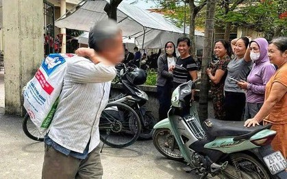 Người dân mang bao tải đựng tiền đền bù đất dự án Olympic: Vì sao không chuyển khoản?