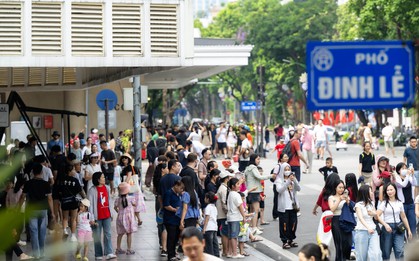 "Dịp lễ nào cũng phải ghé": Điểm vui chơi quen thuộc của Hà Nội đông kín người tham quan