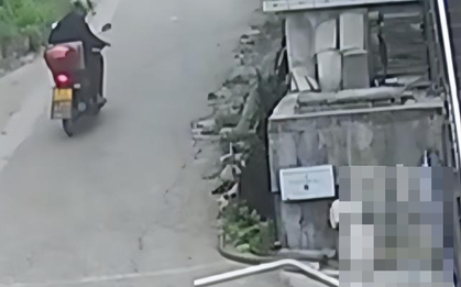 Chi tiết bất thường ở nhà hàng xóm khiến người đàn ông vội gọi cảnh sát: Kịp thời cứu mạng 2 trẻ nhỏ
