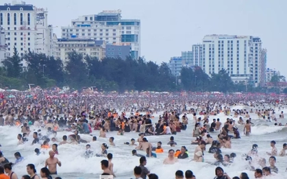 Chen chúc tắm biển Sầm Sơn