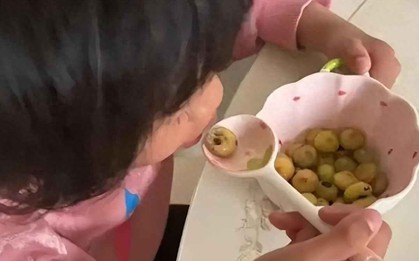 Bức ảnh này có gì mà khiến 1 bà mẹ bị chỉ trích "làm trò": Có oan quá không?
