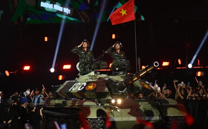 Chỉ concert Việt Nam mới có: Xe tăng tiến thẳng lên sân khấu, cả chục nghìn người cùng chào hiệu lệnh