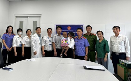 Trao giấy khai sinh cho bé trai 2 tuổi bị mẹ và cha dượng bạo hành ở TP.HCM