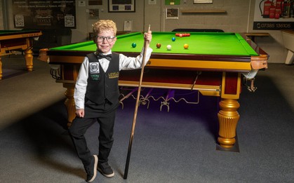"Quái kiệt" Snooker 13 tuổi khiến cả tất cả kinh ngạc: Chưa đủ tuổi lái xe nhưng đã sẵn sàng thống trị thế giới