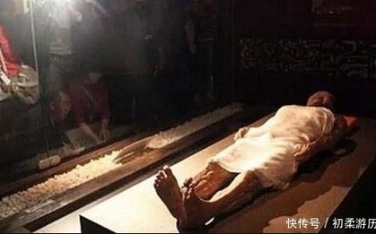 Phát hiện thi thể nữ bí ẩn trong lăng mộ Càn Long, kẻ trộm mộ vừa thấy mặt đã hét lớn: Không thể tin!