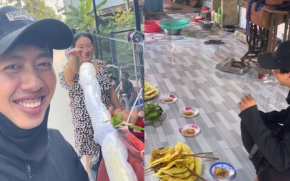 Nhìn mâm bánh xèo chủ nhà mang ra đãi nam shipper, hàng vạn người thắc mắc: “Anh đã làm gì mà được cưng chiều đến vậy?”