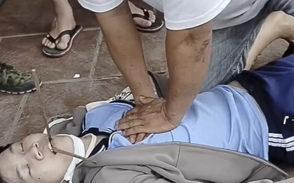 [Clip] Người đàn ông cứu nam sinh bị đột quỵ trên đường gây 'sốt' mạng xã hội
