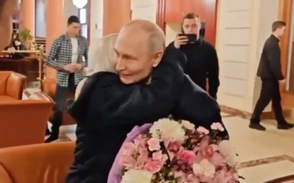 Xúc động video Tổng thống Putin lái xe chở cô giáo cũ đến điện Kremlin